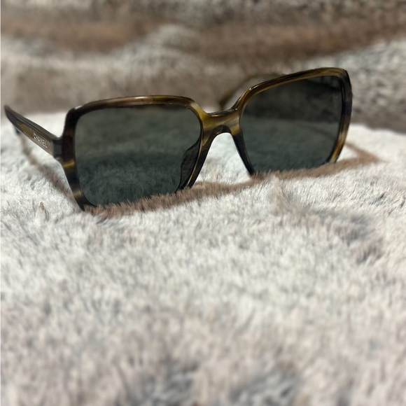 Authentic CHANEL Sunglasses
Polarized lenses
No scratches
No scuffs
Worn once - Picture 5 of 6